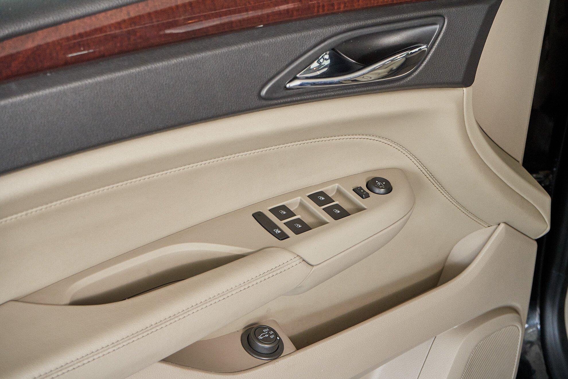 Cadillac SRX 2010, черный