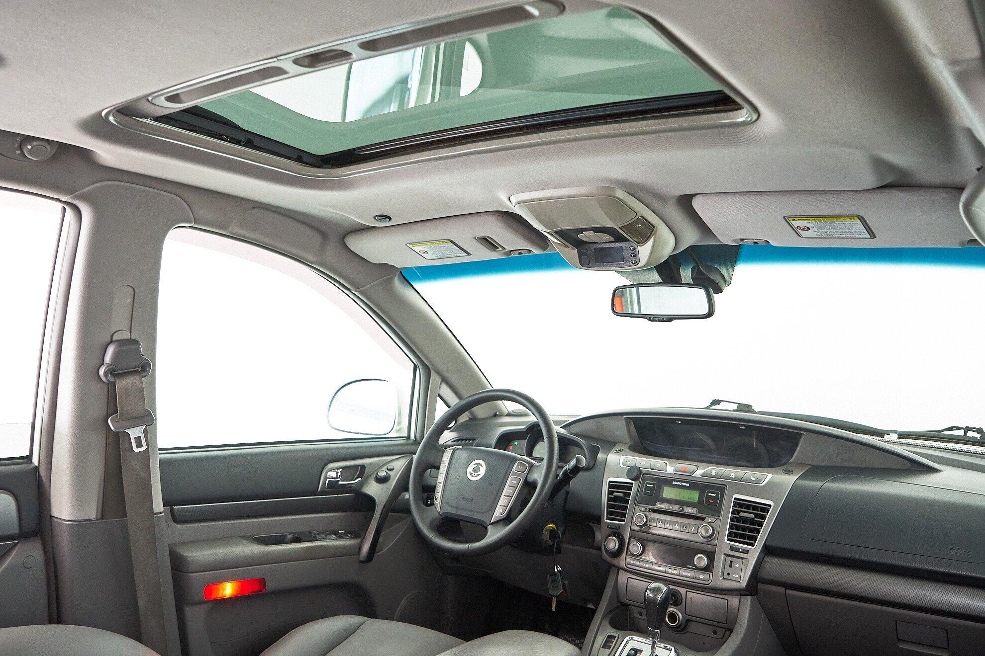 SsangYong Stavic 2014, белый