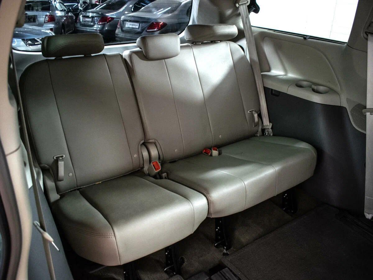 Toyota Sienna 2017, серый