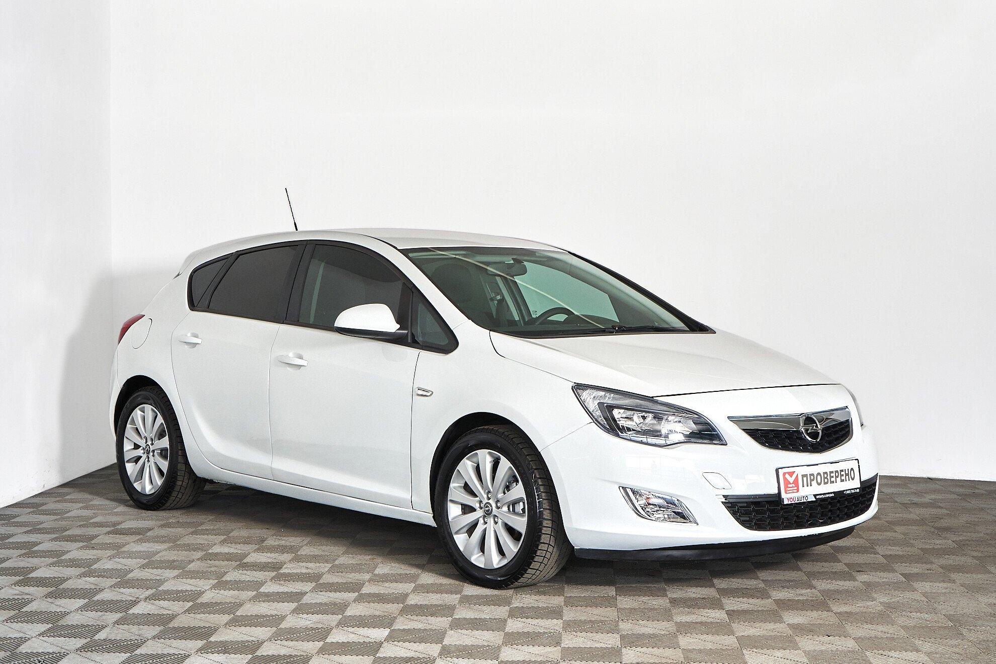 Opel Astra 2012, белый