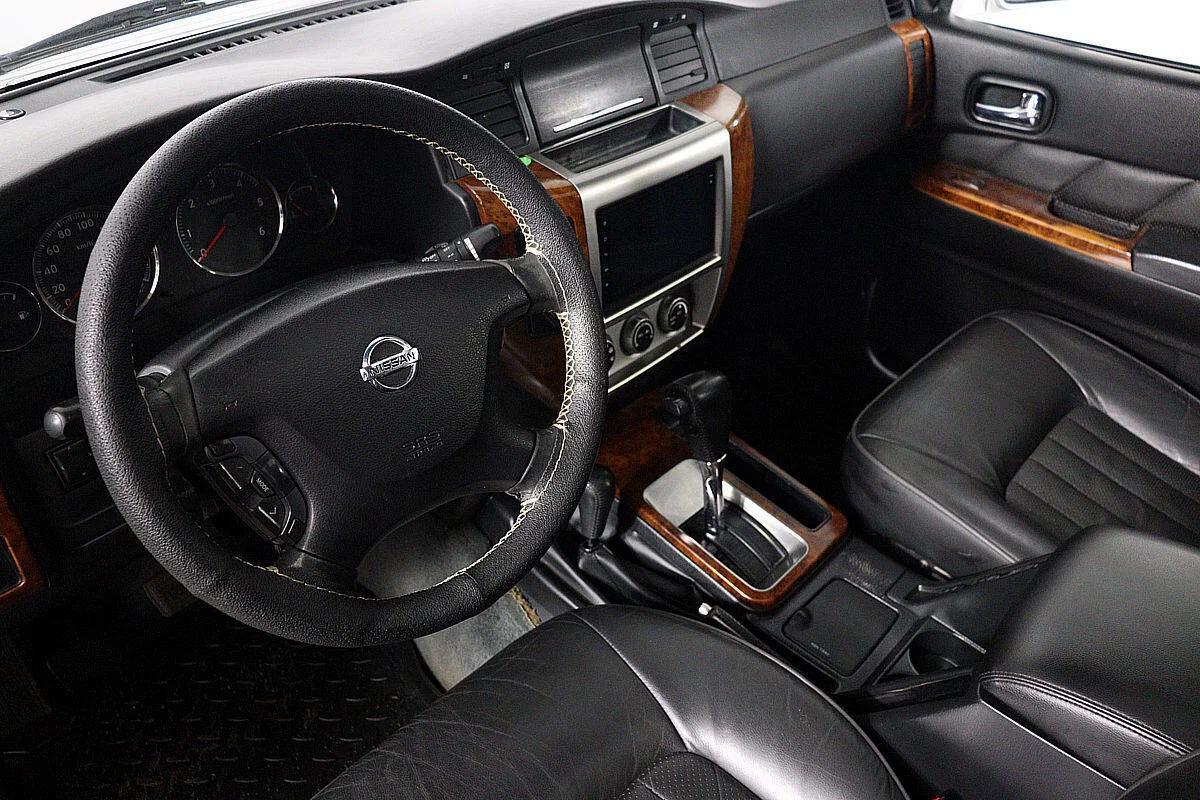 Nissan Patrol 2009, серебряный