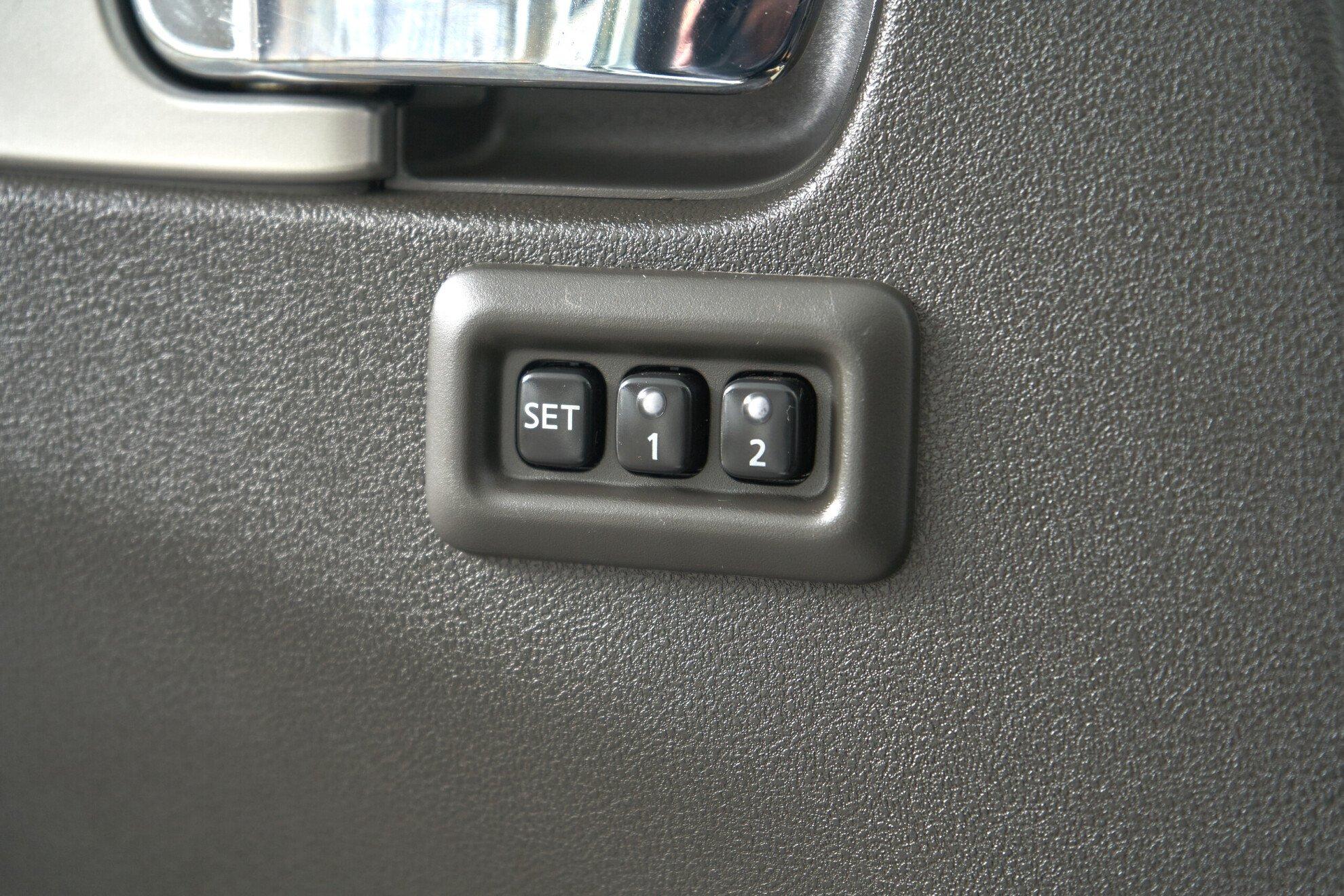 Nissan Pathfinder 2011, белый