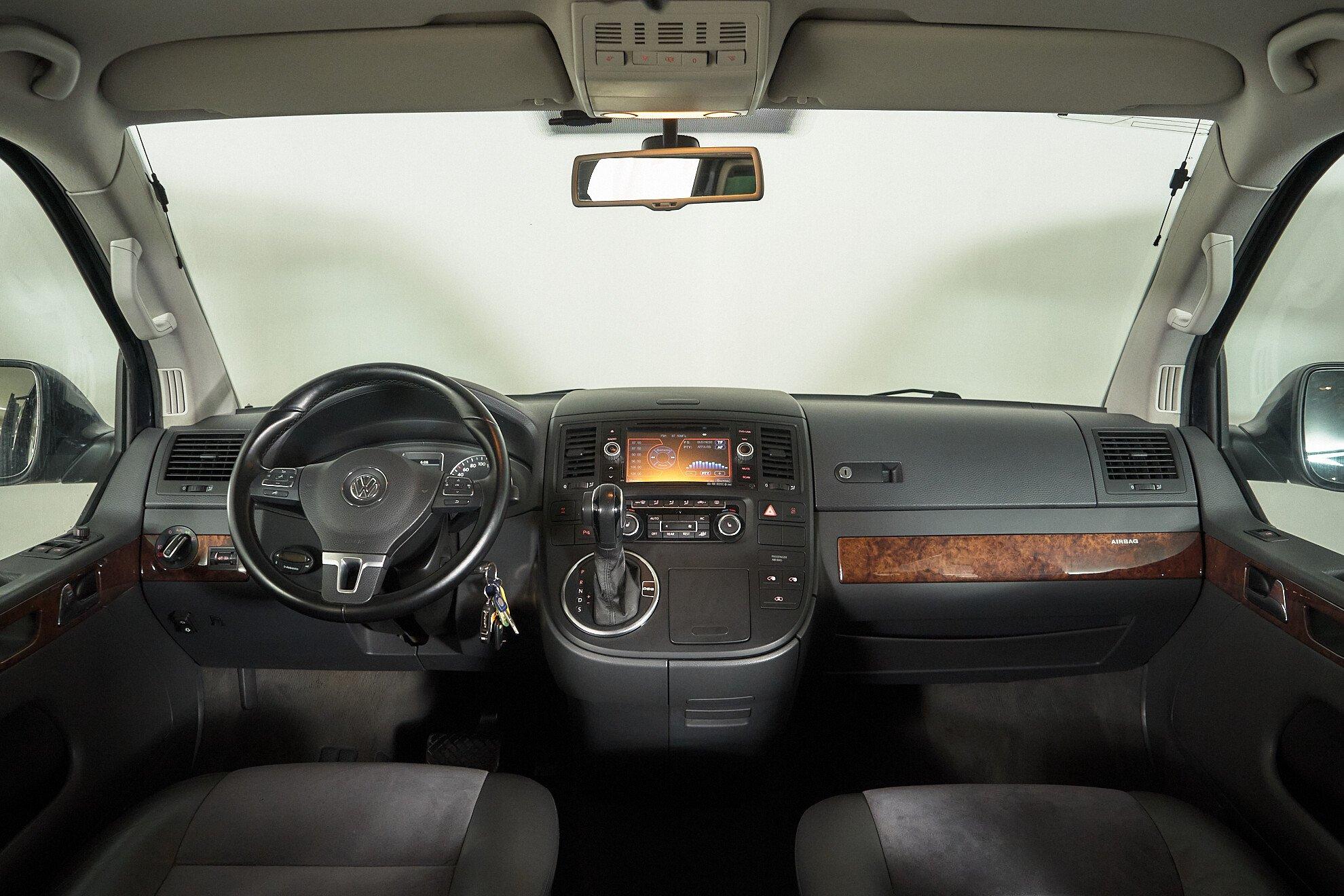 Volkswagen Multivan 2013, черный