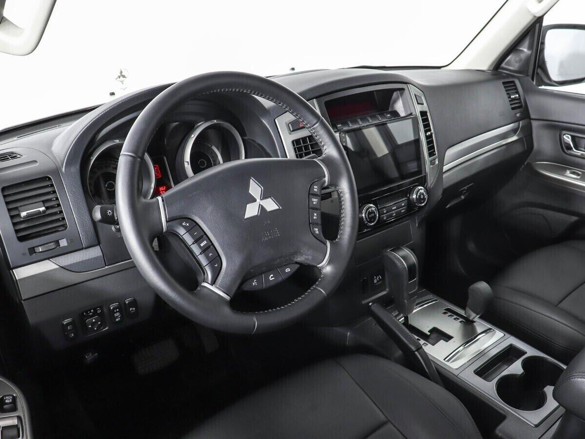Mitsubishi Pajero 2021, белый
