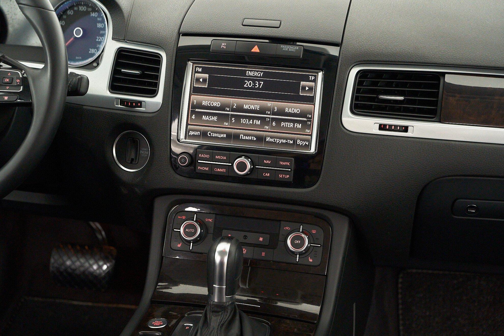 Volkswagen Touareg 2011, серебряный