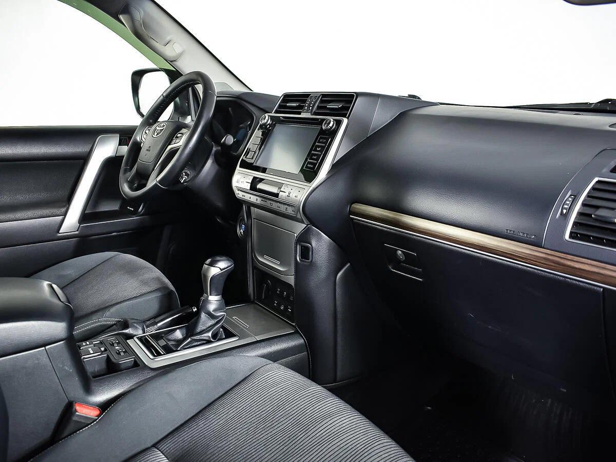 Toyota Land Cruiser Prado 2017, белый