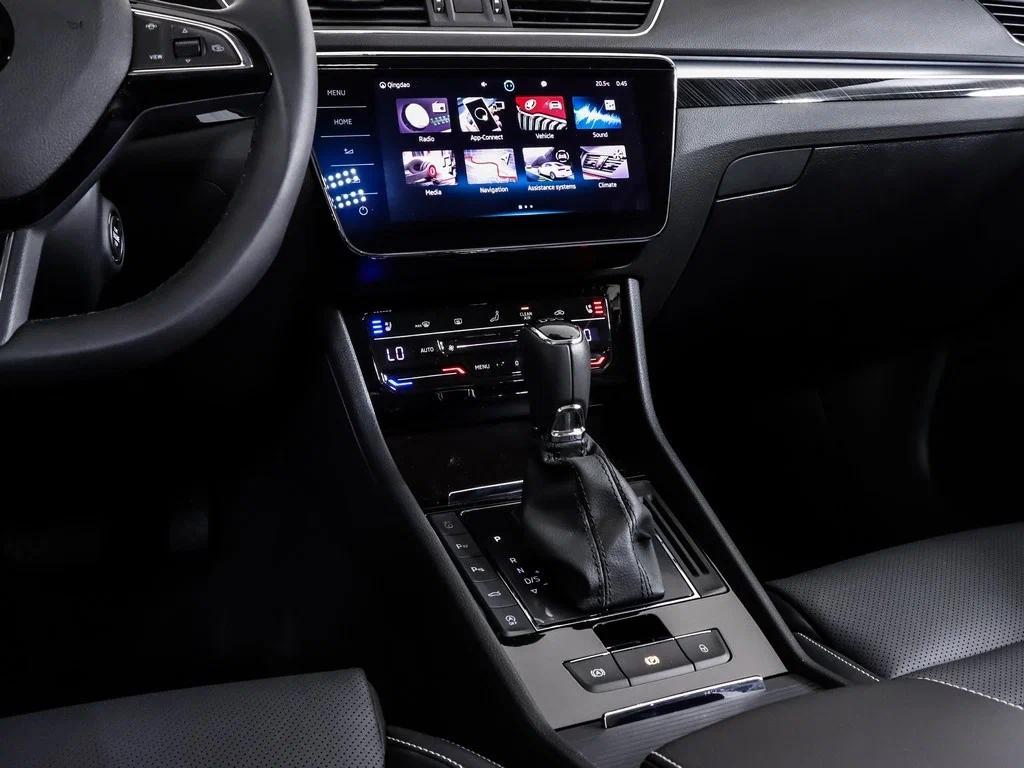Skoda Superb 2023, серый