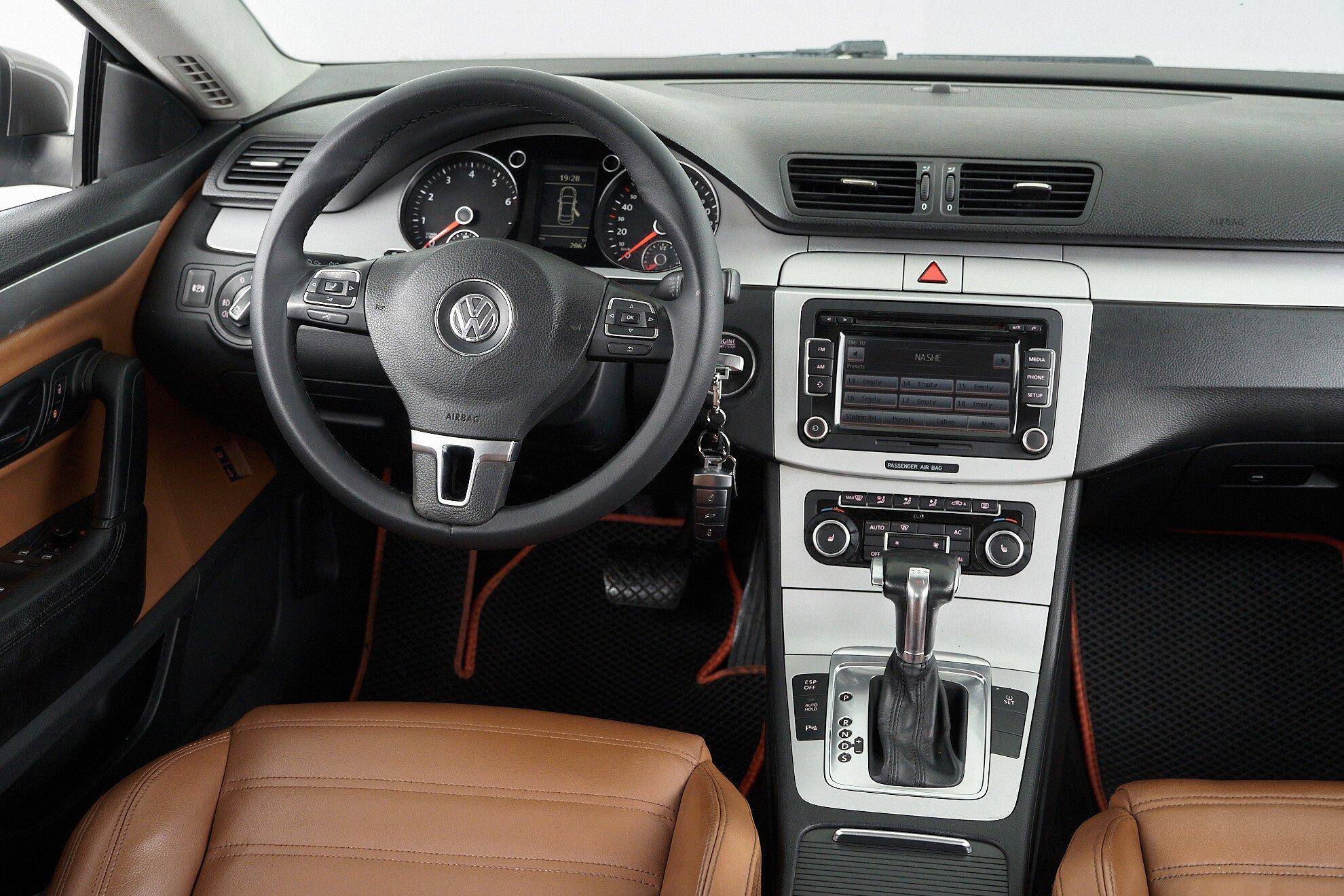 Volkswagen Passat CC 2010, бежевый