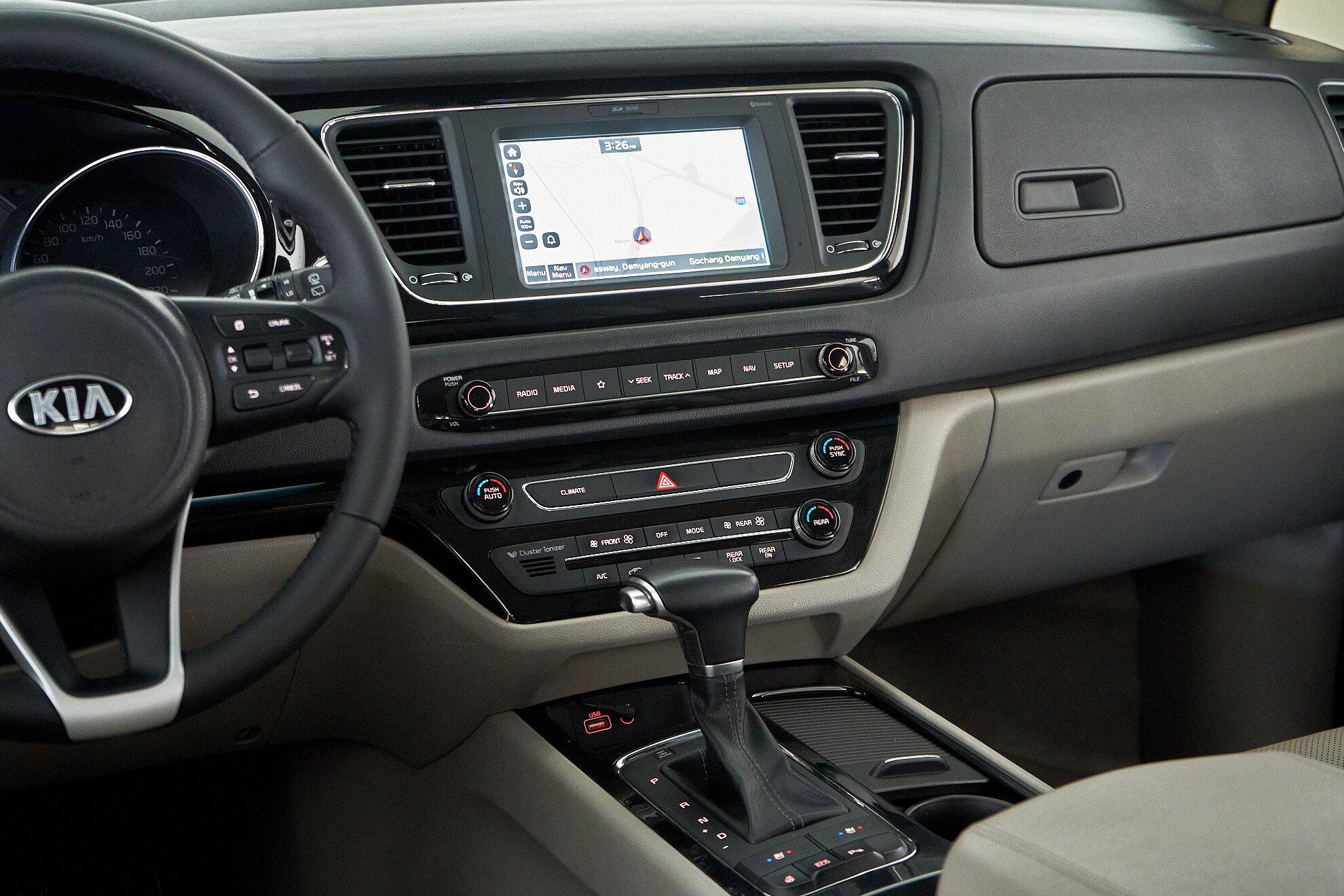 Kia Carnival 2017, белый