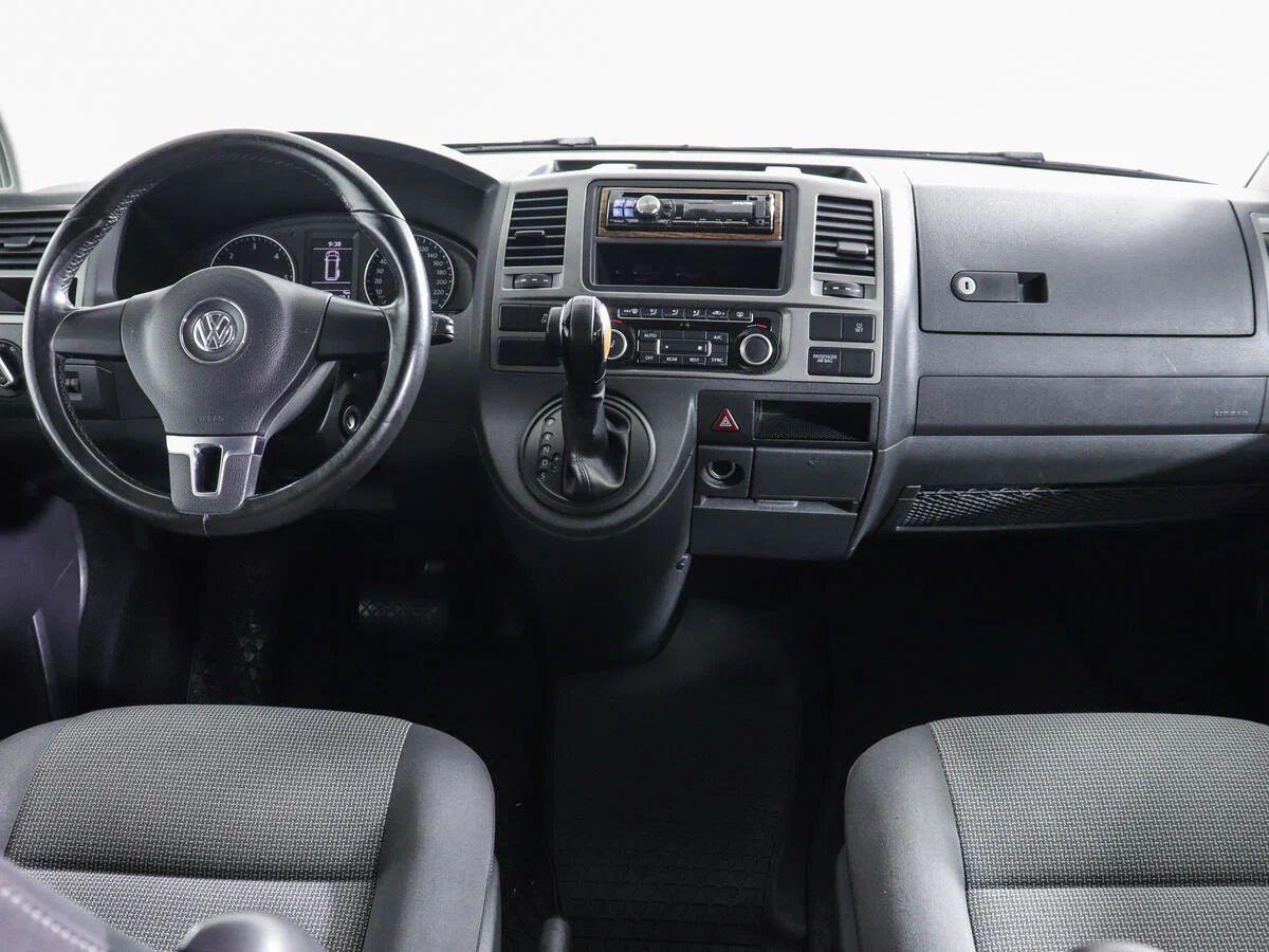 Volkswagen Multivan 2012, белый