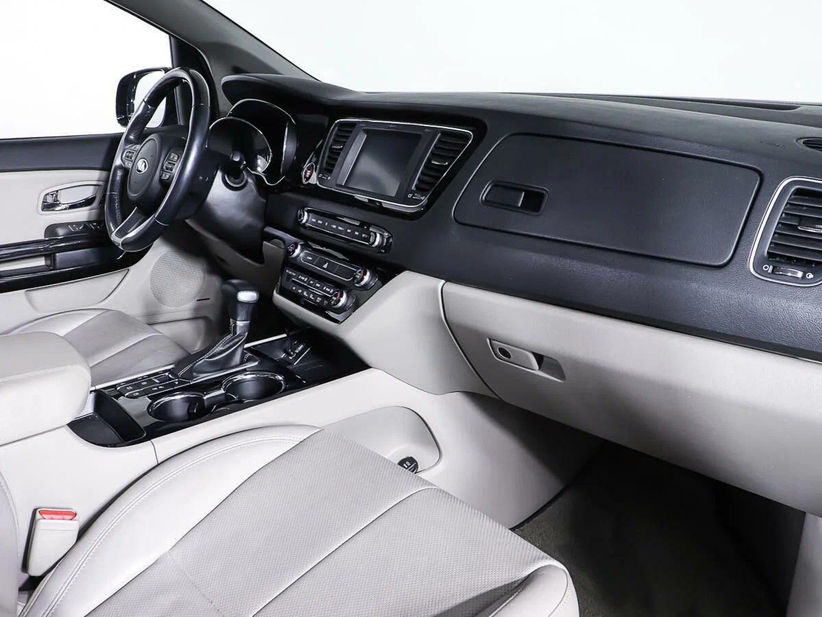 Kia Carnival 2019, пурпурный