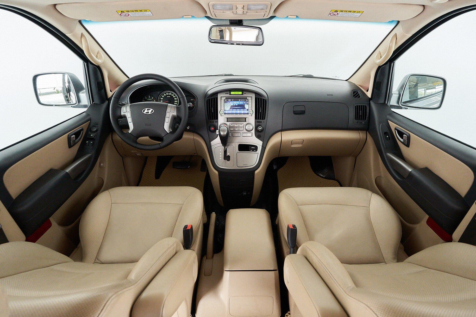 Hyundai Grand Starex 2013, серебряный