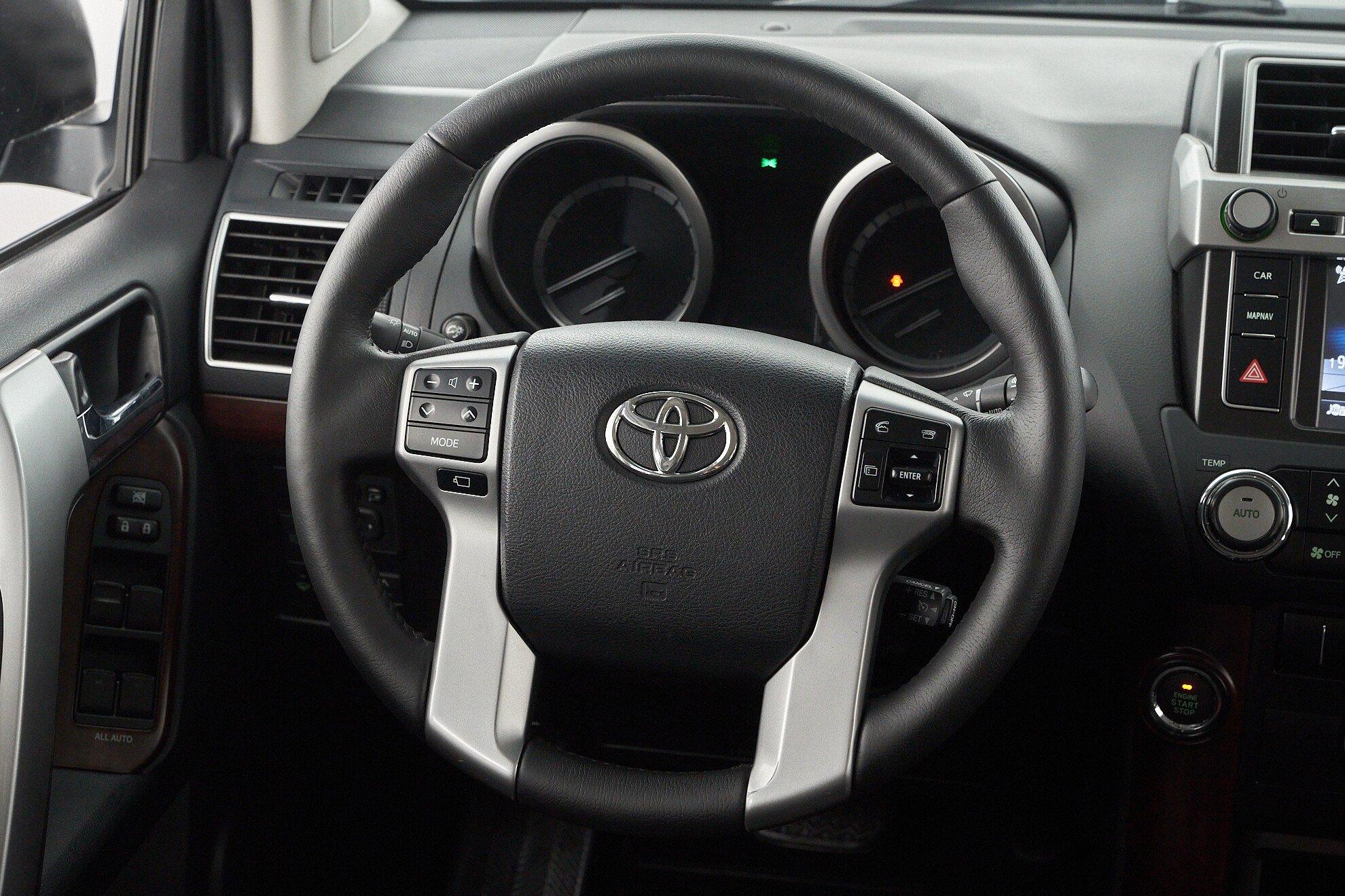 Toyota Land Cruiser Prado 2015, черный