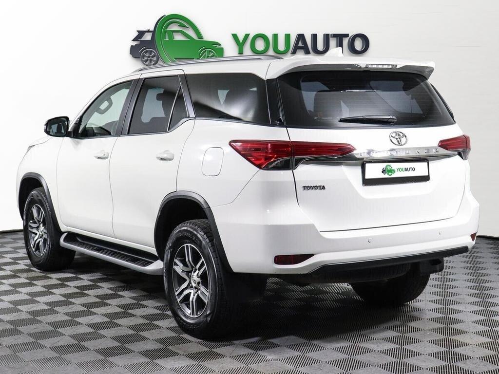 Toyota Fortuner 2018, белый