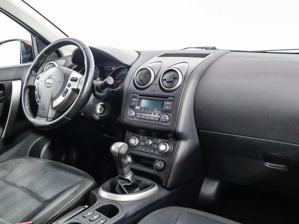 Nissan Qashqai 2013, красный