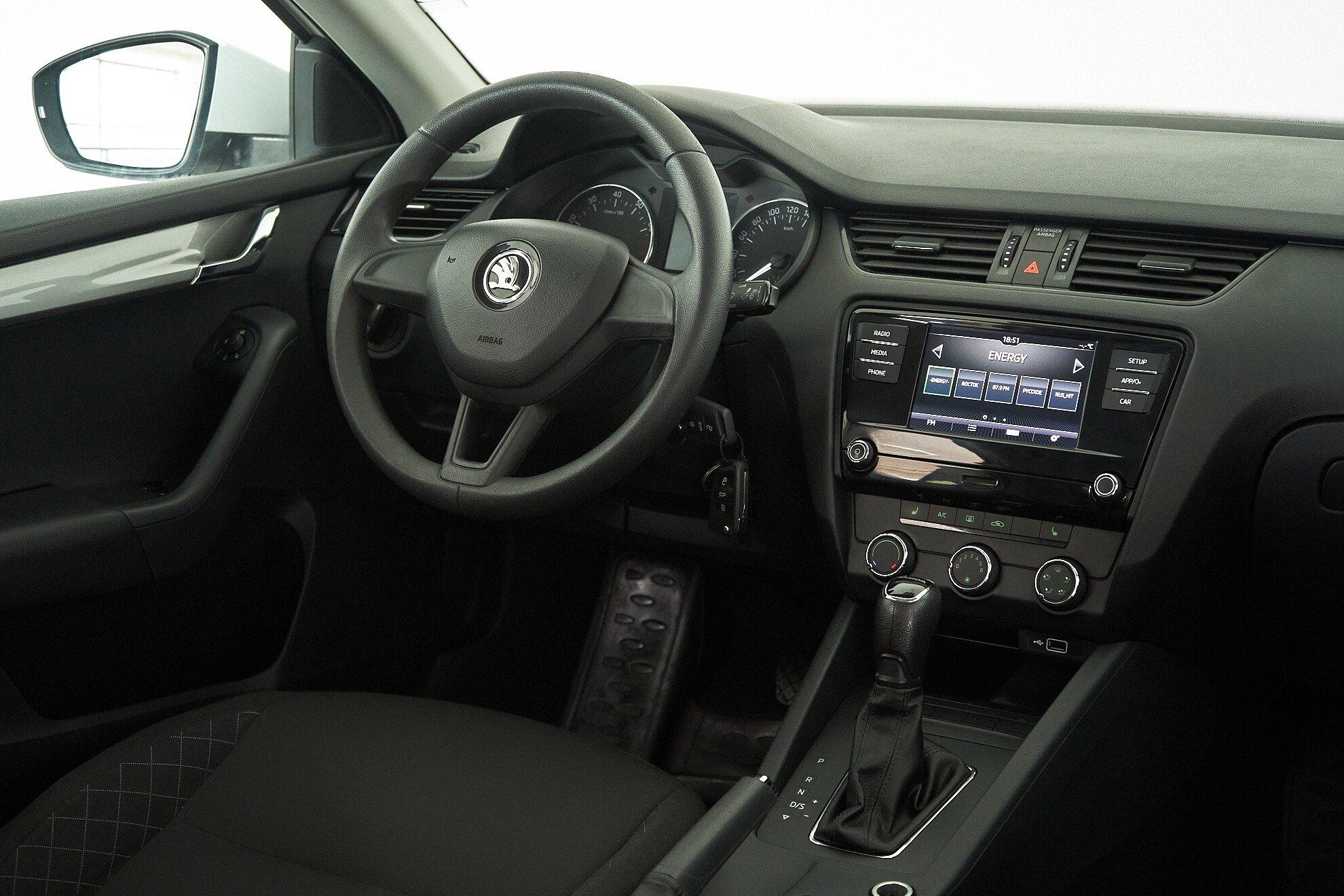 Skoda Octavia 2020, белый