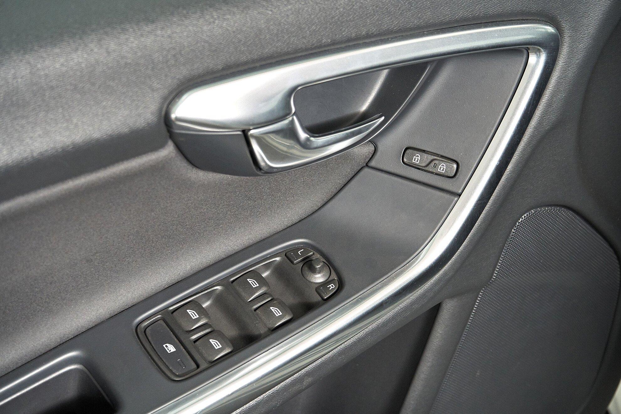 Volvo S60 2014, белый