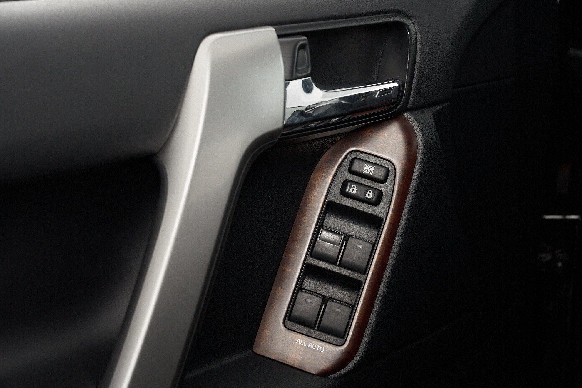 Toyota Land Cruiser Prado 2015, черный