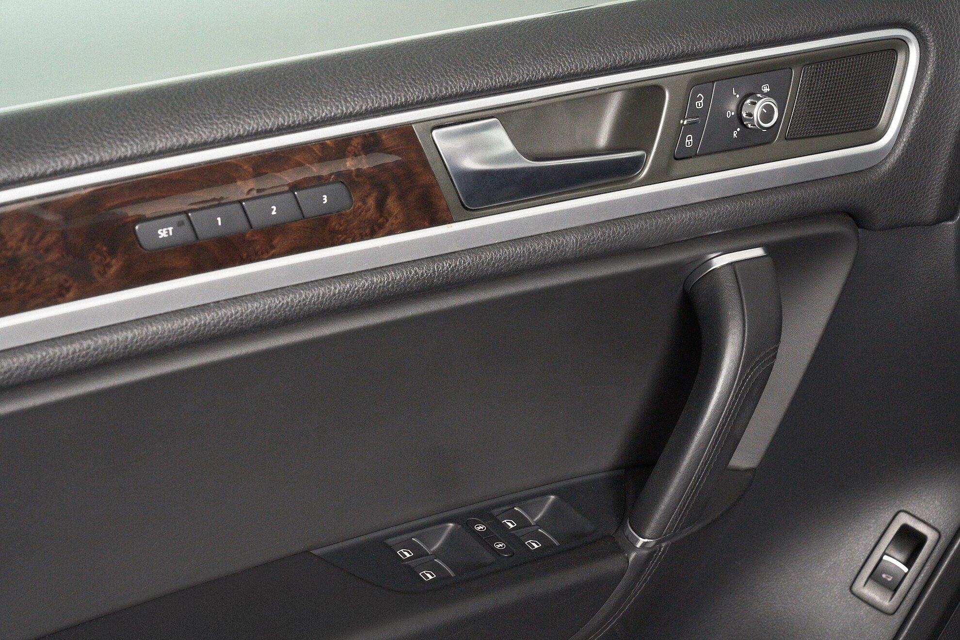 Volkswagen Touareg 2011, серебряный