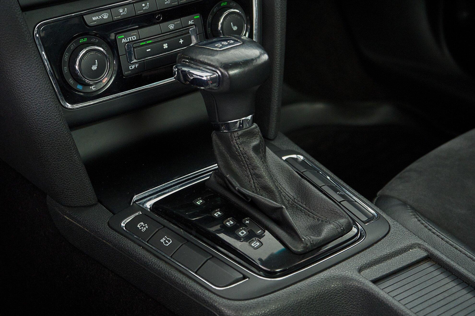 Skoda Superb 2011, коричневый