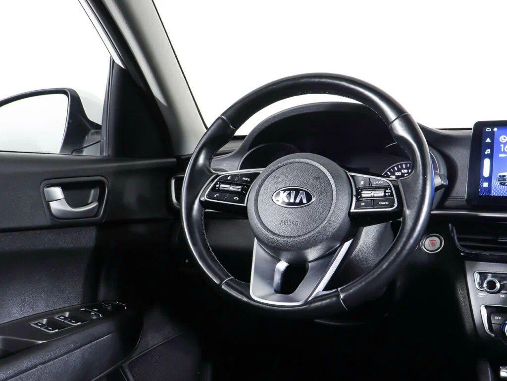 Kia K5 2019, белый