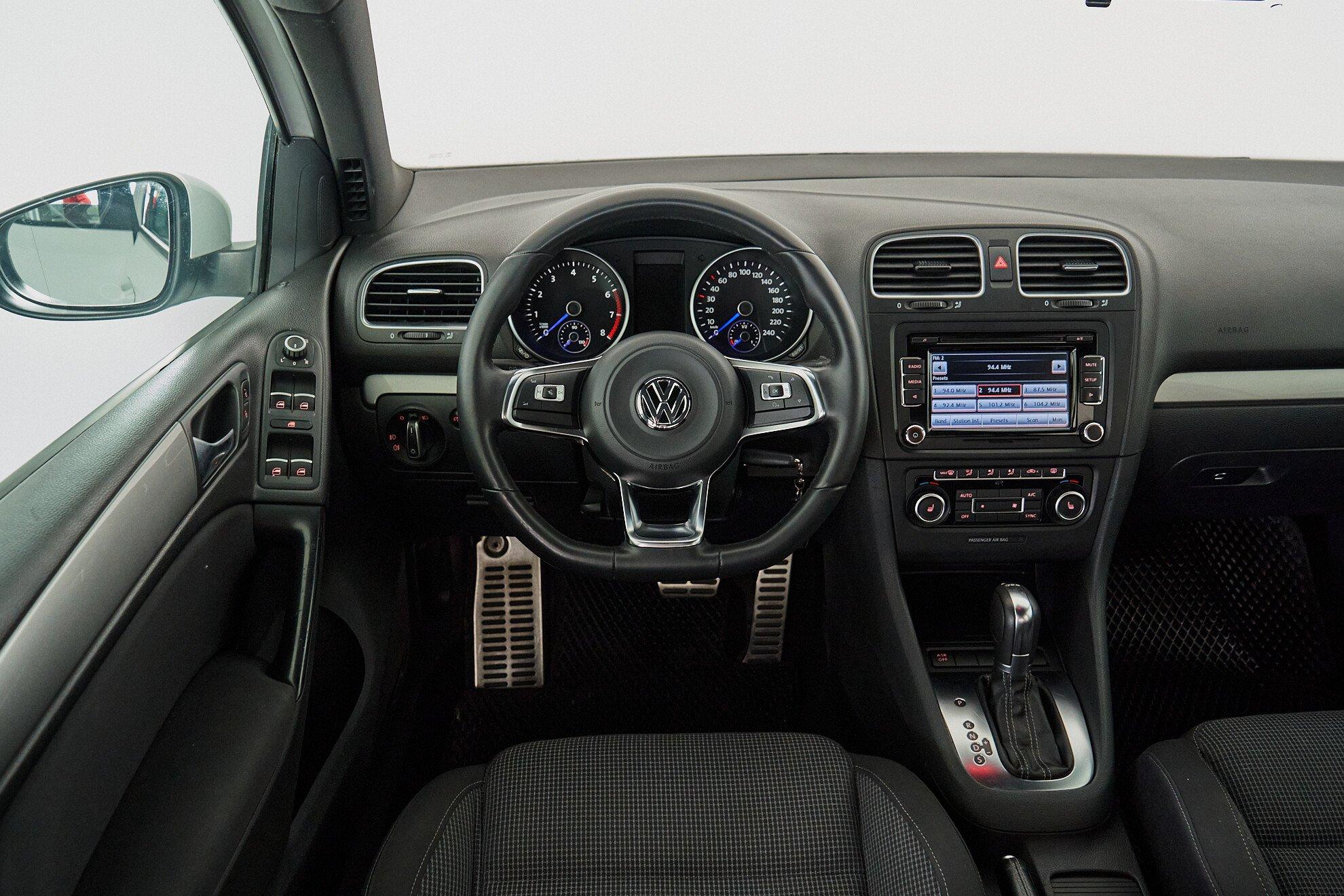 Volkswagen Golf 2012, белый