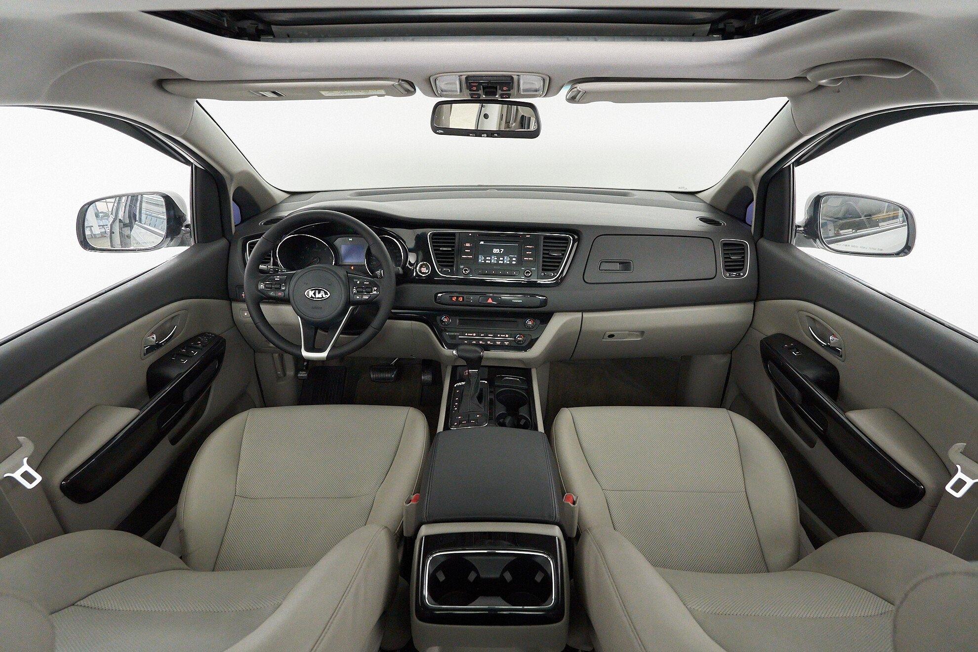 Kia Carnival 2016, белый