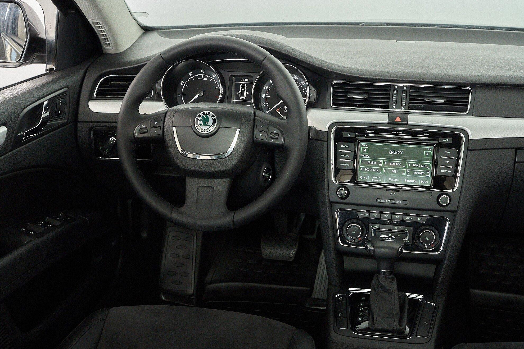 Skoda Superb 2011, черный
