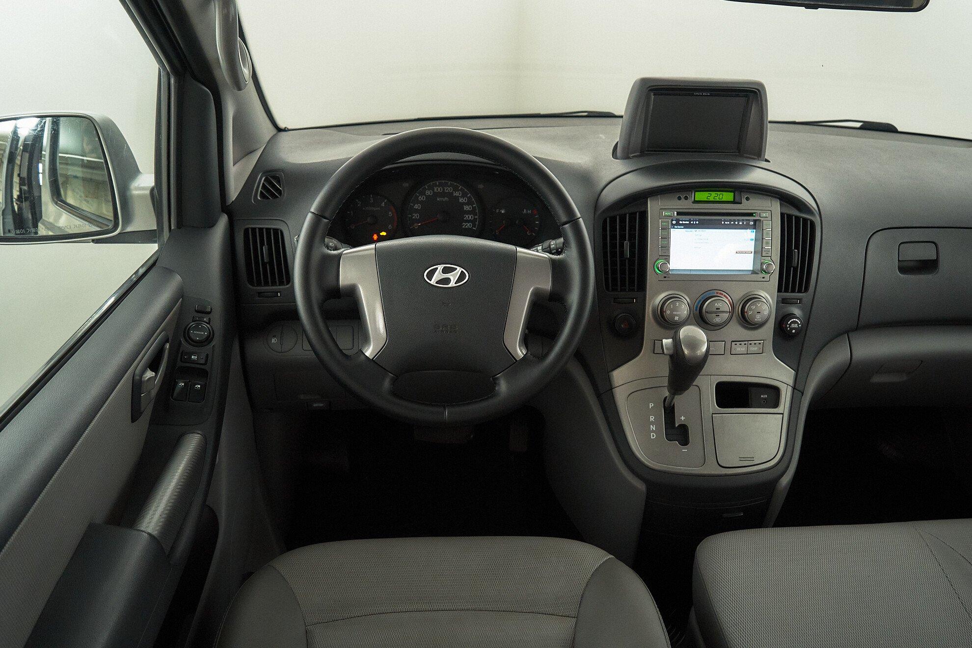 Hyundai Grand Starex 2012, серебряный
