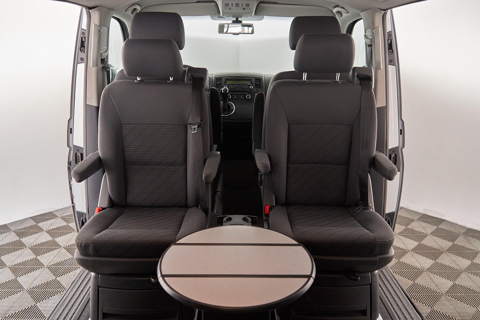 Volkswagen Multivan 2010, серебряный