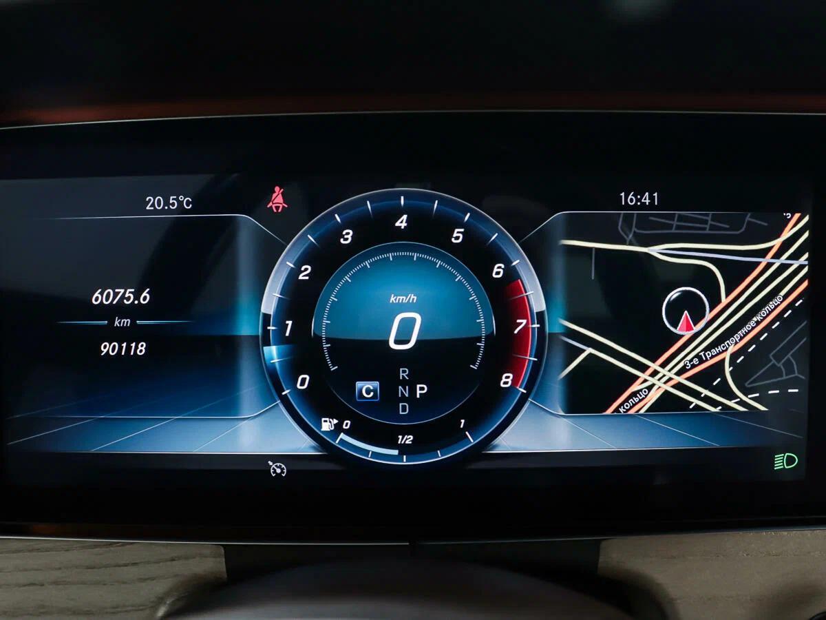 Mercedes-Benz E-Класс 2018, красный