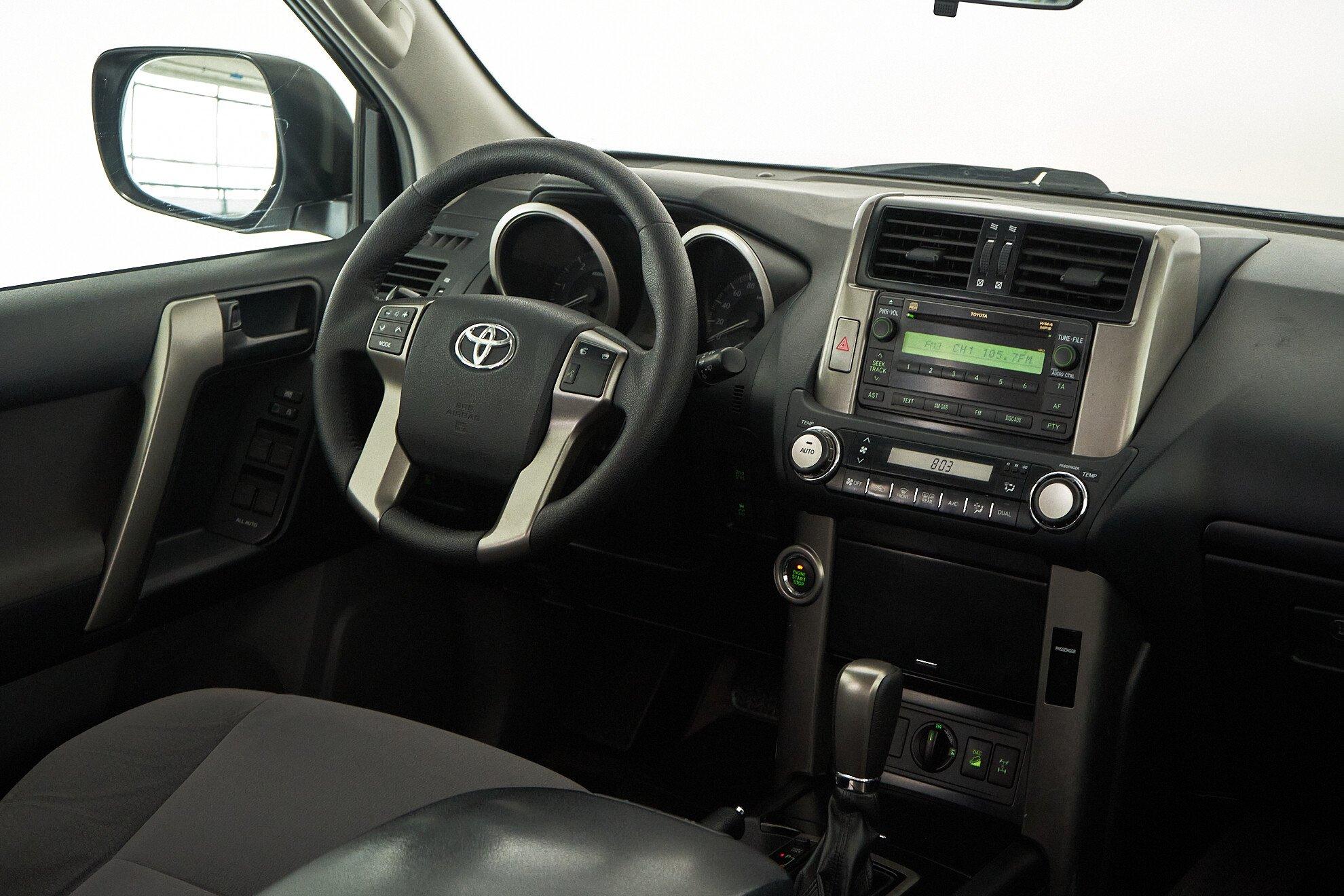 Toyota Land Cruiser Prado 2010, серебряный
