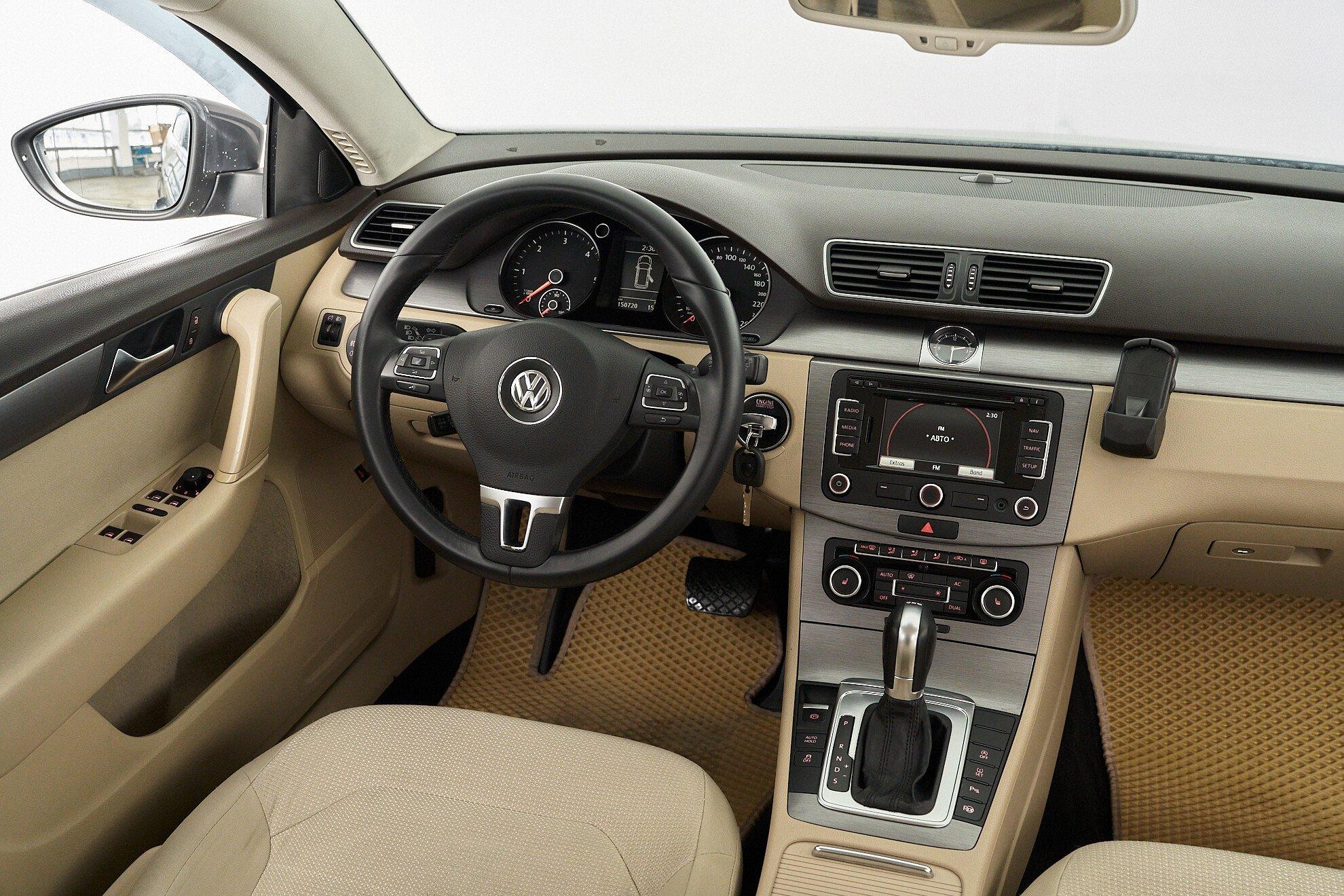 Volkswagen Passat 2012, серый