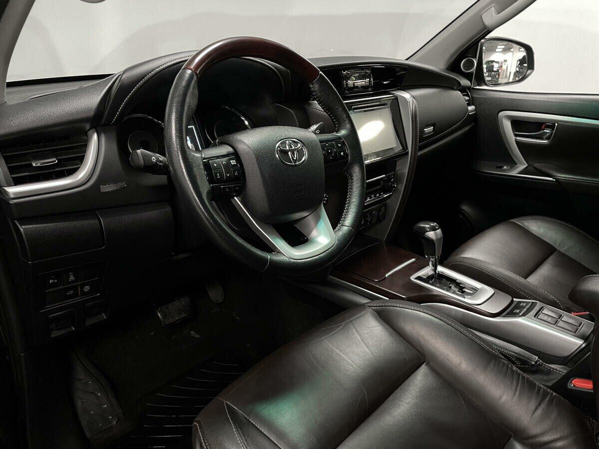 Toyota Fortuner 2020, черный