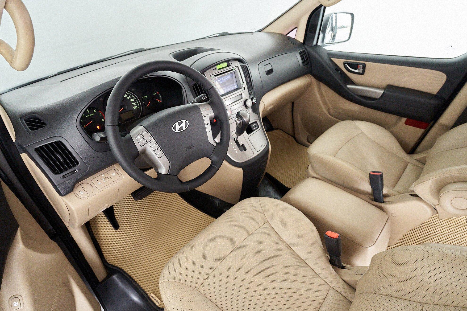 Hyundai Grand Starex 2013, серебряный