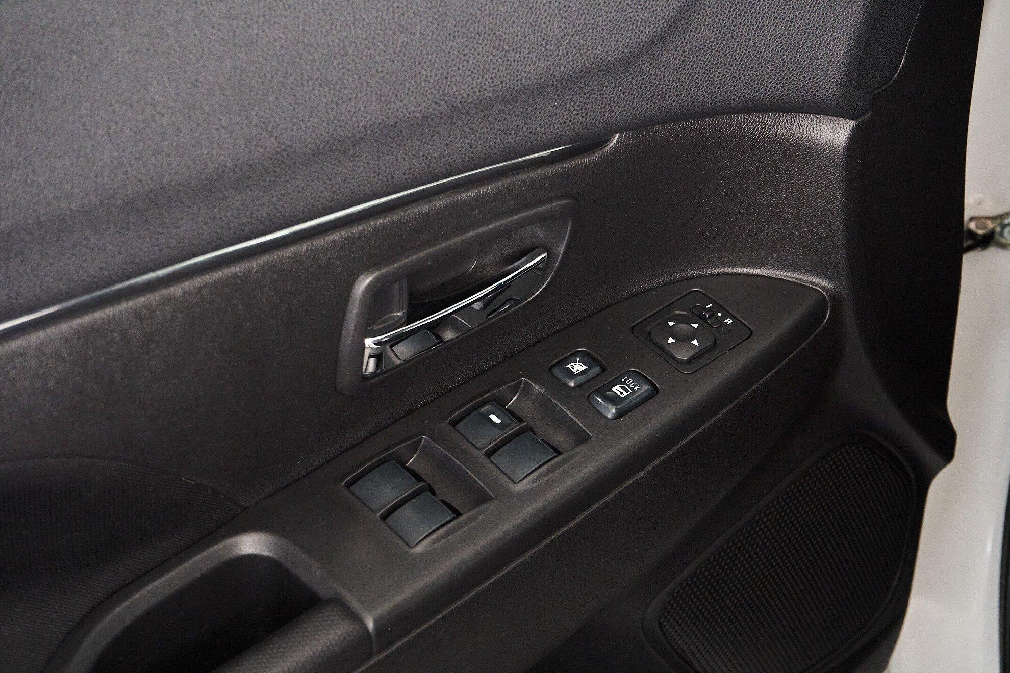 Mitsubishi ASX 2012, белый
