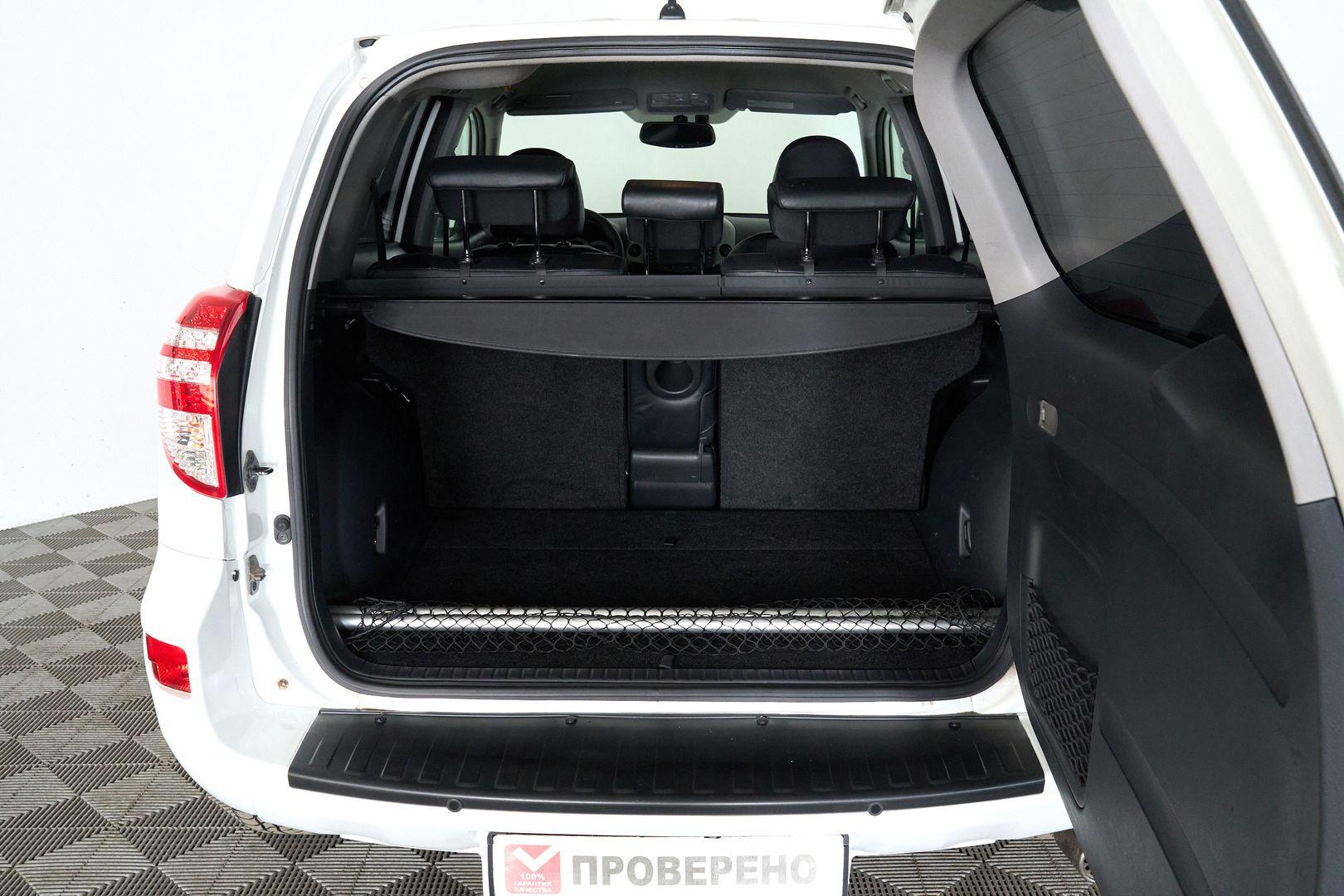 Toyota RAV4 2011, белый