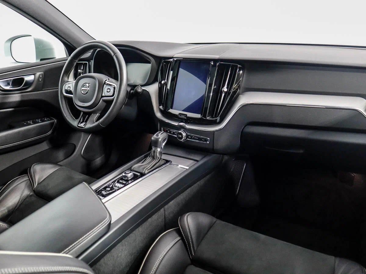 Volvo XC60 2019, белый