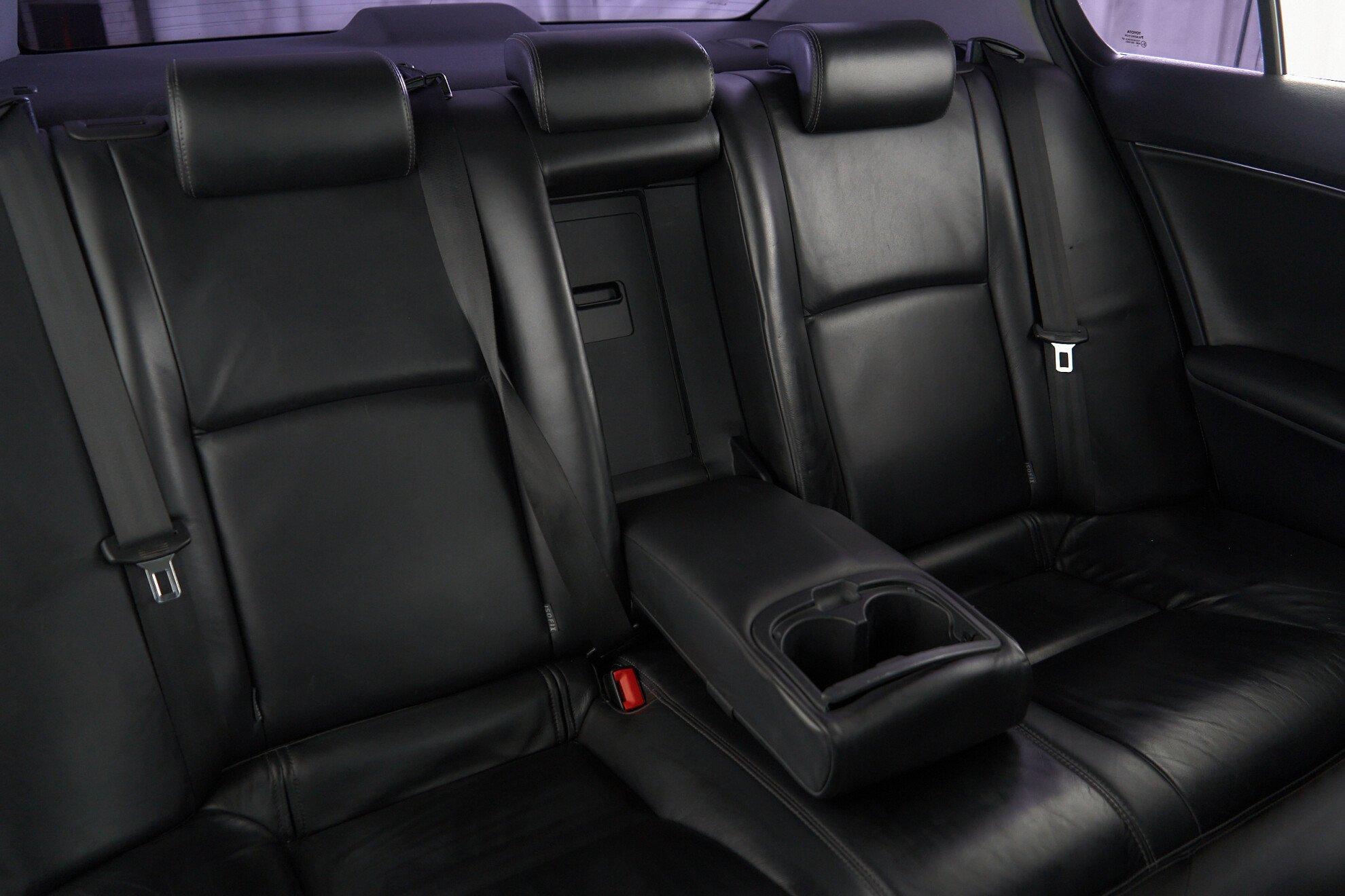 Toyota Avensis 2010, белый