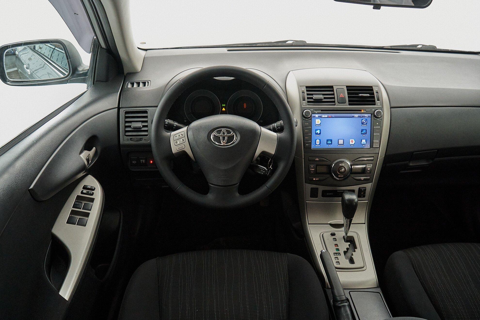 Toyota Corolla 2010, серебряный