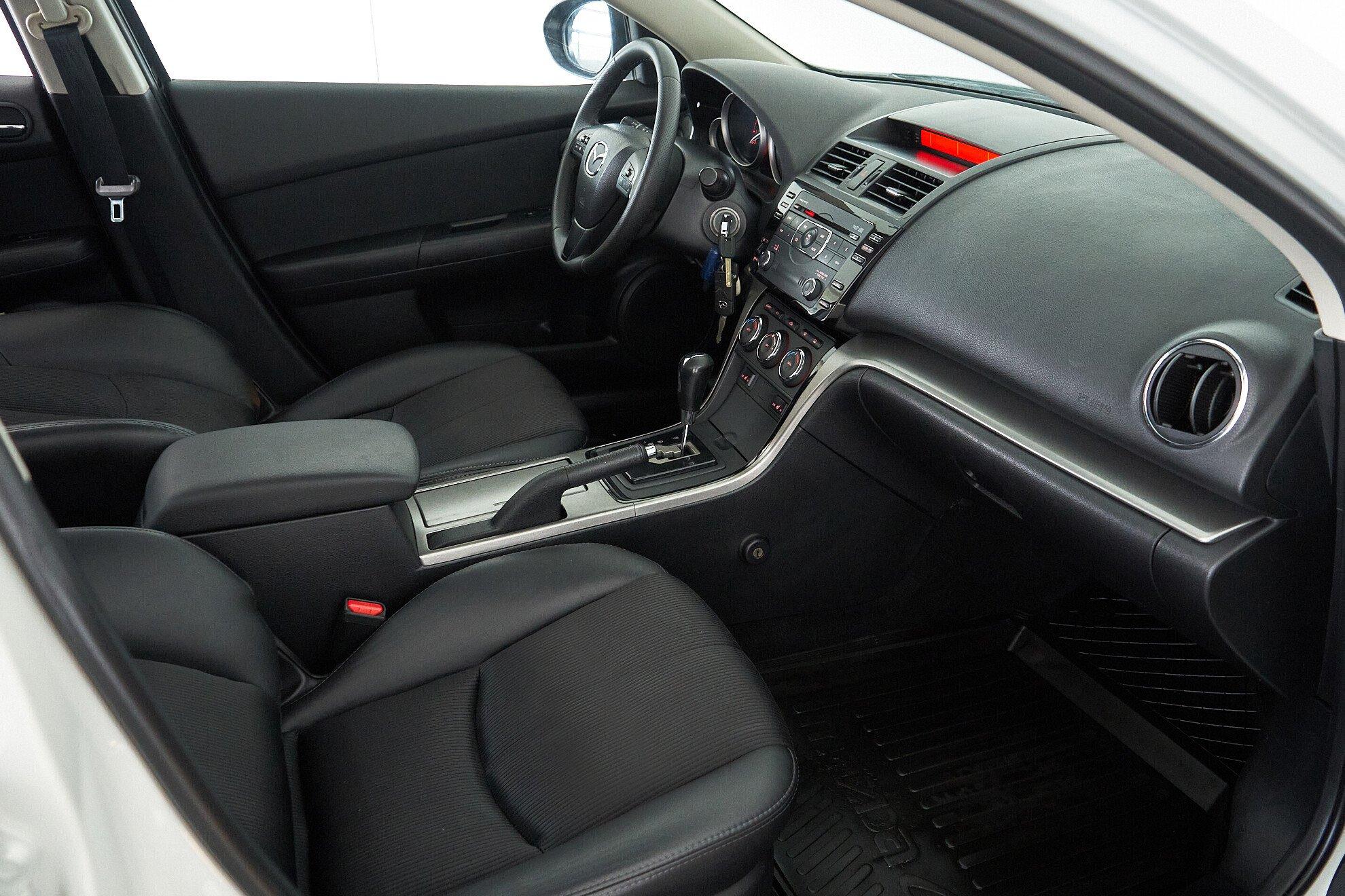 Mazda 6 2010, белый