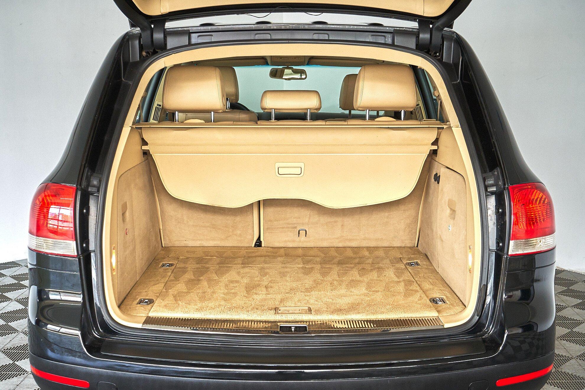 Volkswagen Touareg 2006, черный