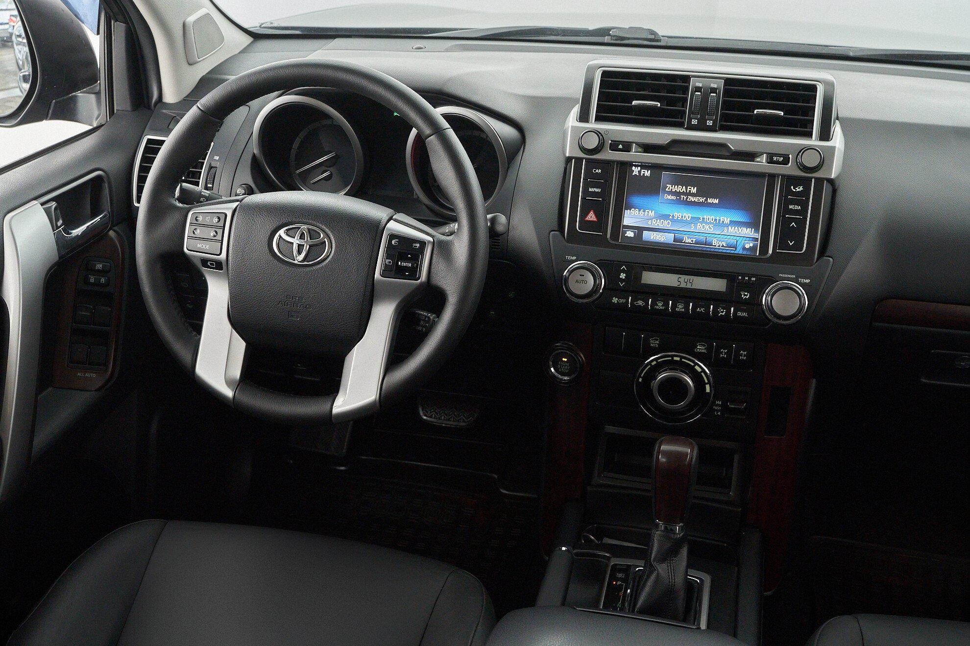 Toyota Land Cruiser Prado 2015, черный