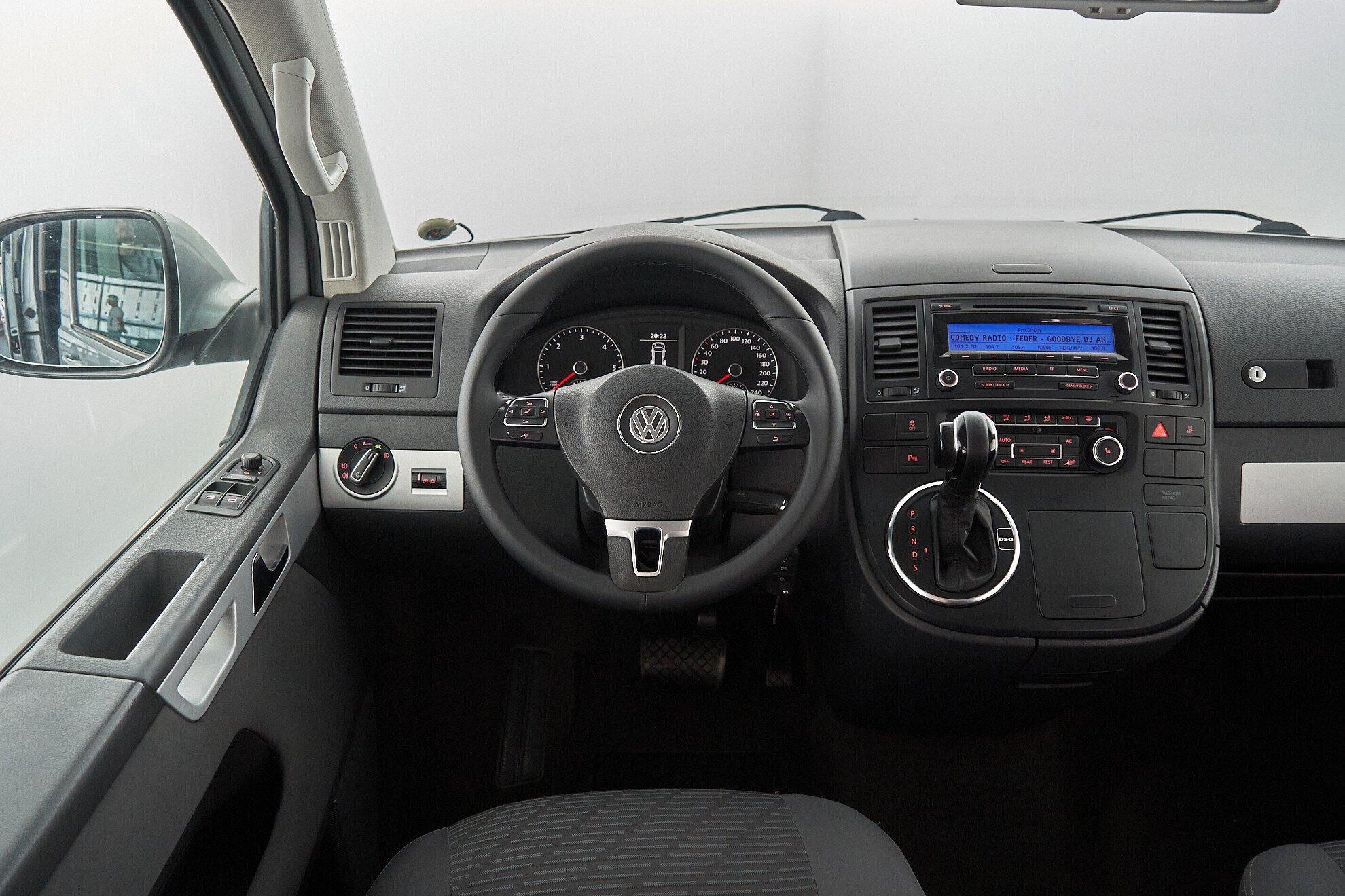 Volkswagen Multivan 2010, серебряный