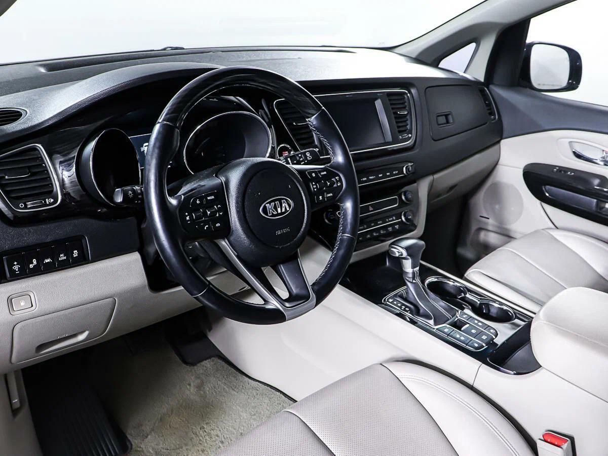 Kia Carnival 2019, пурпурный