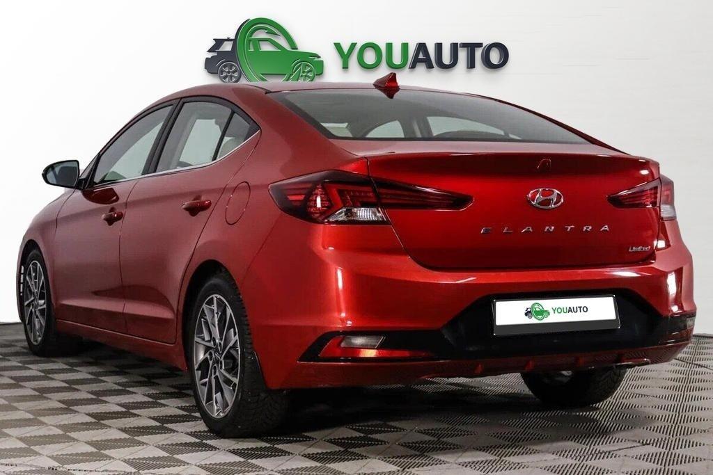 Hyundai Elantra 2019, красный