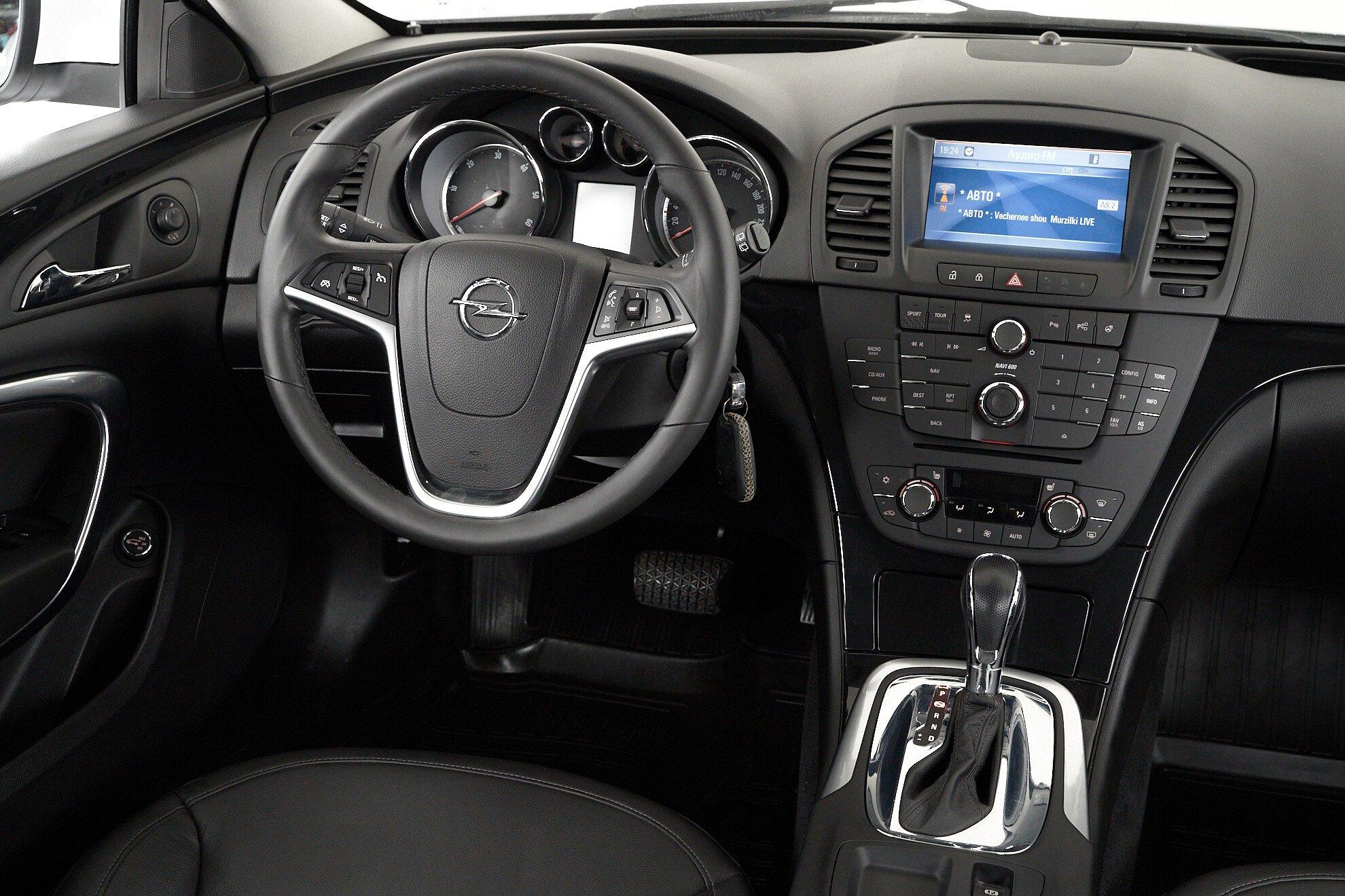 Opel Insignia 2013, белый