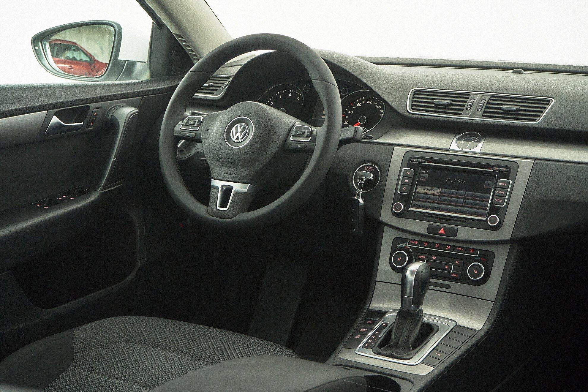 Volkswagen Passat 2011, белый