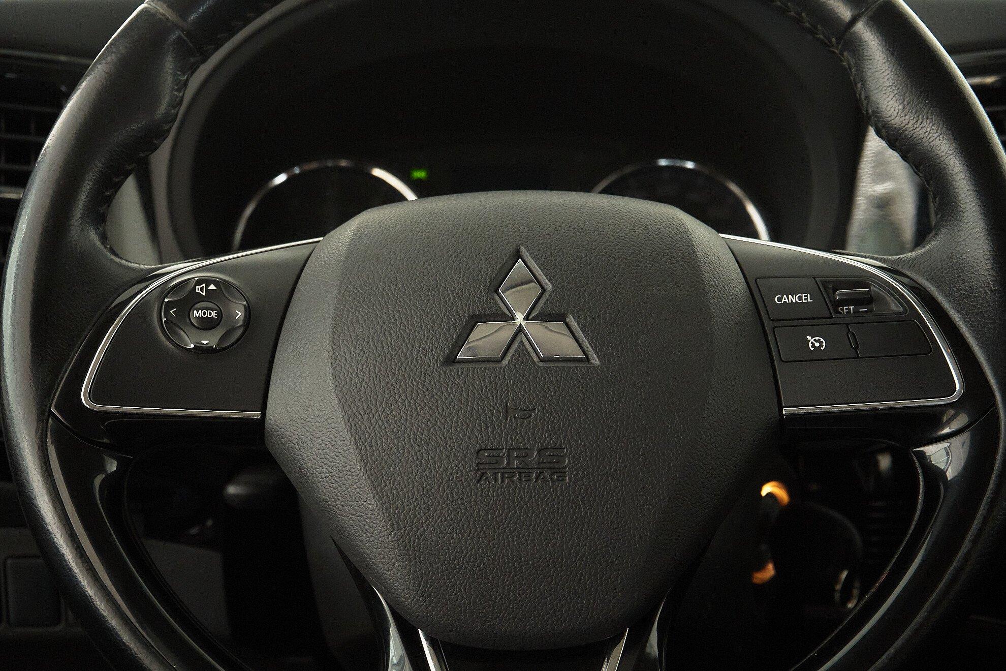 Mitsubishi Outlander 2017, белый