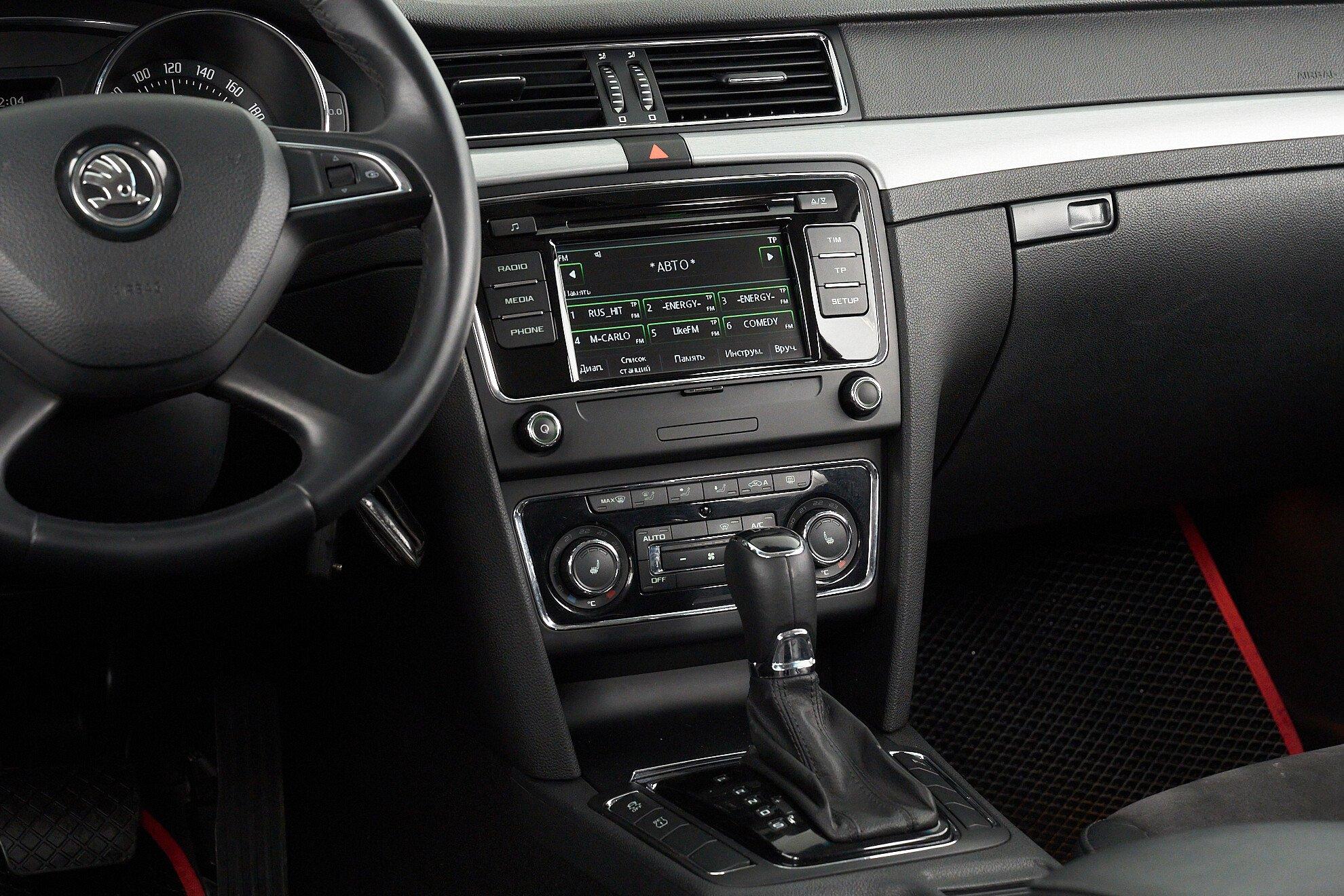 Skoda Superb 2015, черный